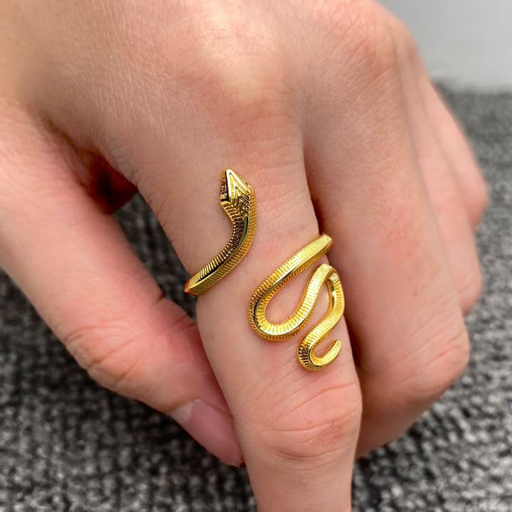 Mio Queena - Wholesale Cocktail/Statement Ring - 18K Gold Plated Textured Snake Adjustable Ring1