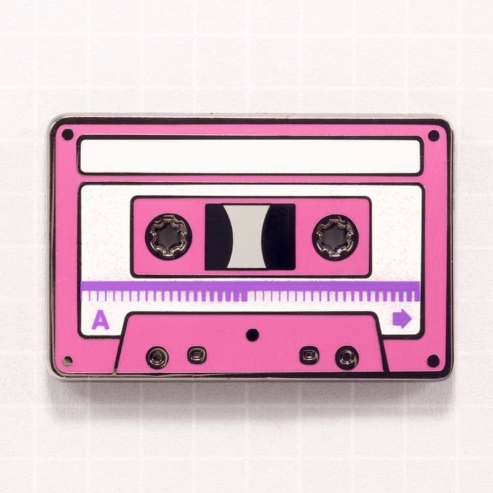 ¡Cinta de casete de 1980! — Bonito pin esmaltado rosa estilo Barbie para venta al por mayor de 1980who