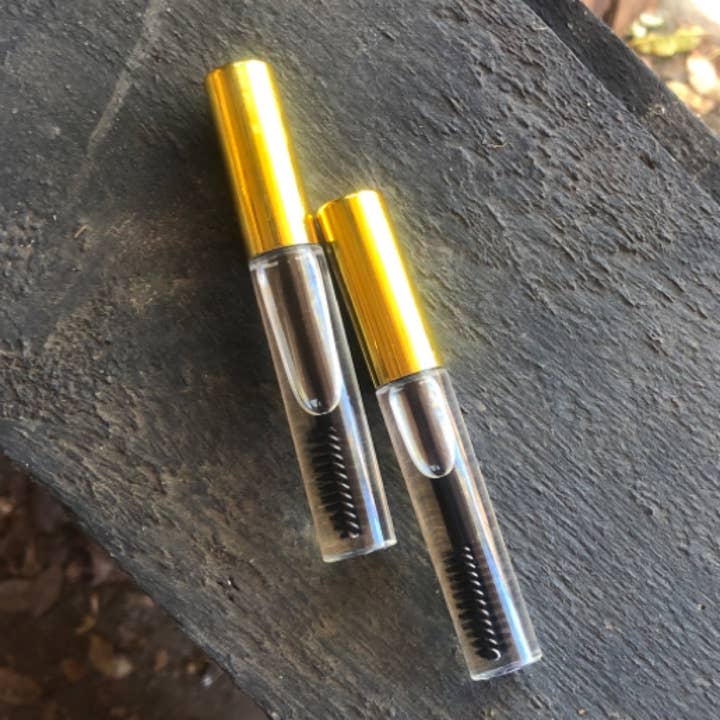 Sérum de croissance des cils pour la vente par Stars and Sage Farm