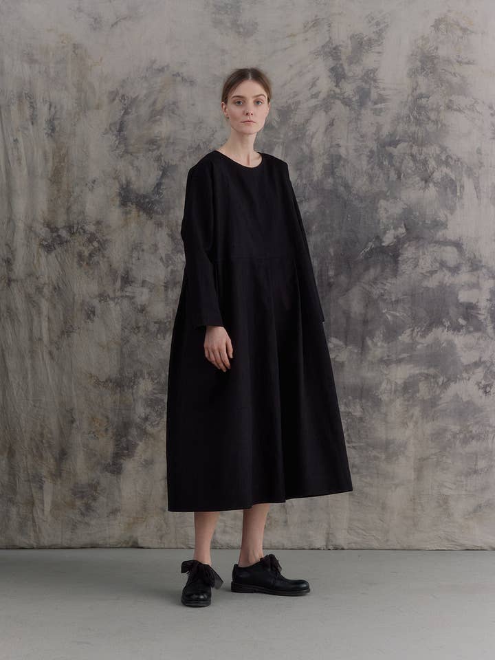 Robe noire boutonnée dans le dos pour la vente par muku