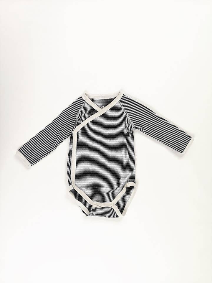 Petit Bateau Crossover bodystocking - brugt - 6 måneder for engroshandel hos Mademoiselle Bébé