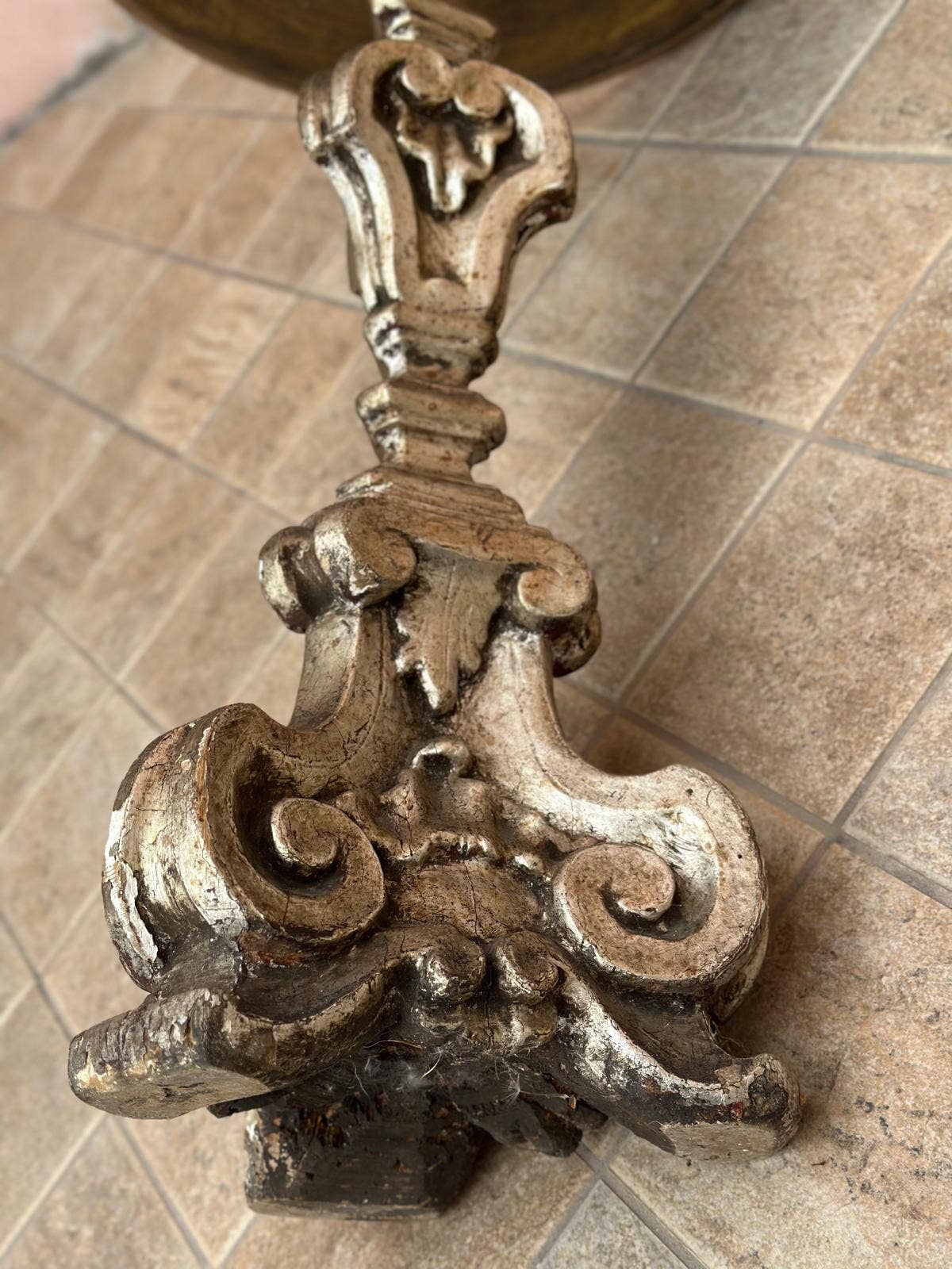 Saved Materials – Großhandel Beistelltisch – Neo-Kitsch Barock Beistelltisch – Dekoratives Podest mit vergoldeter Patina-Oberfläche3