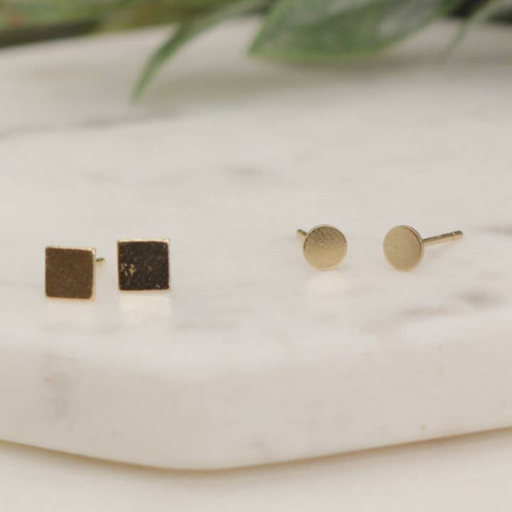 Boucles d'oreilles à tige délicates en forme de mini-cercles ou carrés pour la vente par Little Blue Jewelry + Displays by M3 Custom Designs