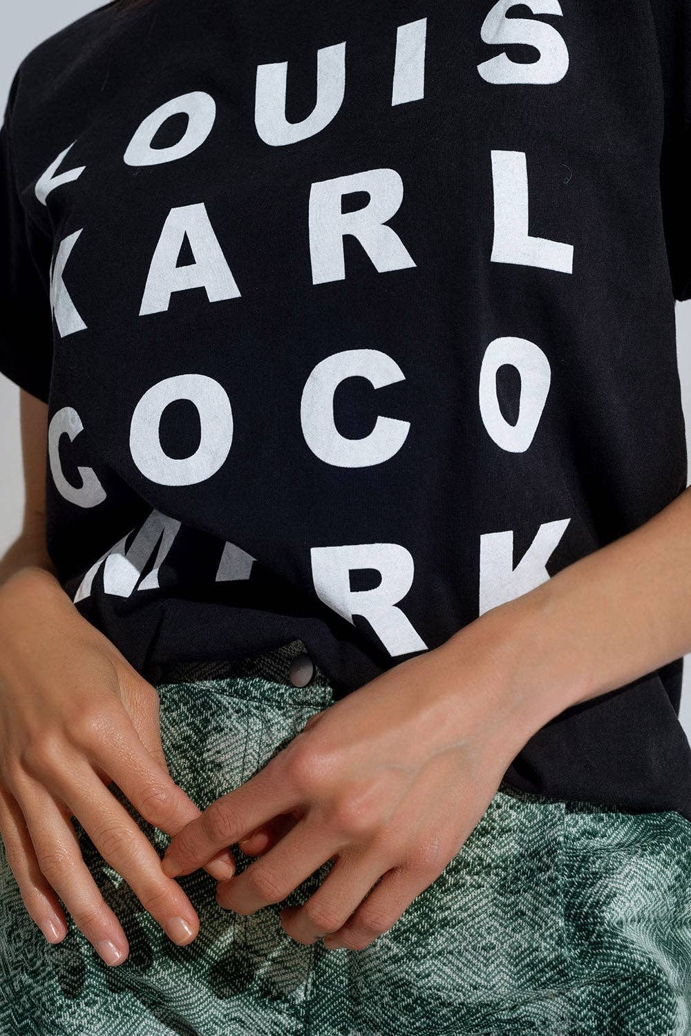 Black T-shirt With famous Names Logos At The Front for wholesale on Faire1