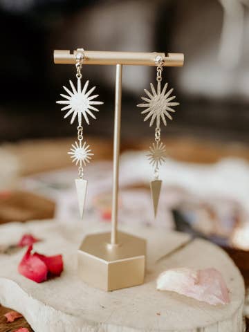 Solen skiner ner örhängen för wholesale av The Raw Creative