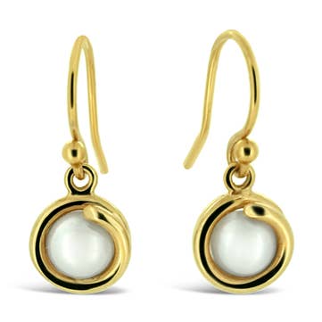 Orecchini pendenti senza tempo in oro giallo perla bianca per la vendita all'ingrosso da parte di Maree London