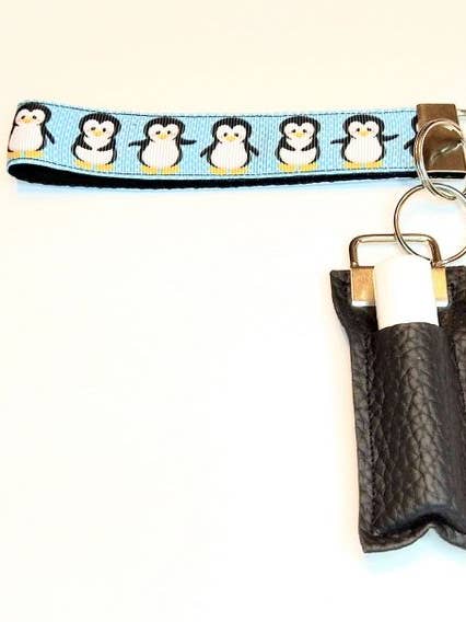 Ensemble porte-clés et porte-bâton de fête pingouin pour la vente par KSS Made - Handmade Keychain Wristlets