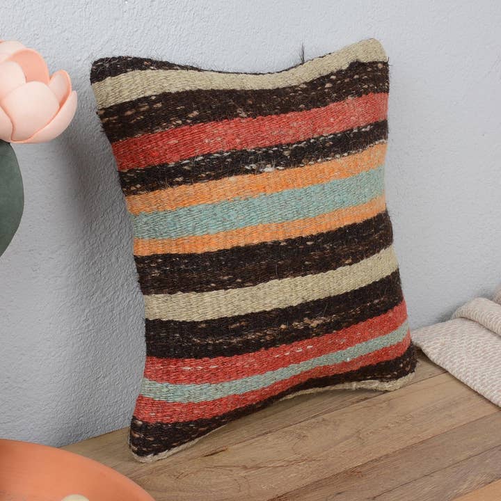 Coussin en kilim ethnique, décorateur d'intérieur, ancien pour la vente par Kilim Pillow Decors