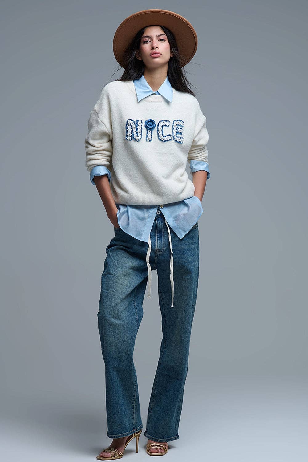 GRÄDDE Kremfärgad tröja med rund hals och broderad text "Nice" för wholesale på Faire2