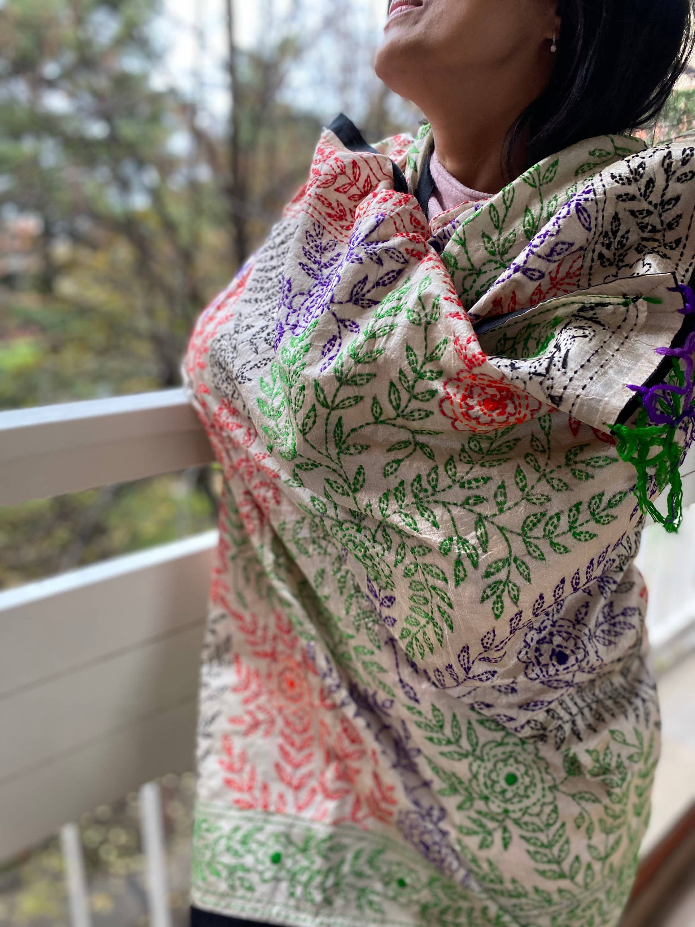 AmicaStyleStudio - Vendita all'ingrosso Sciarpa - Donna - Sciarpa Kantha in seta tussar ricamata a mano da donne0