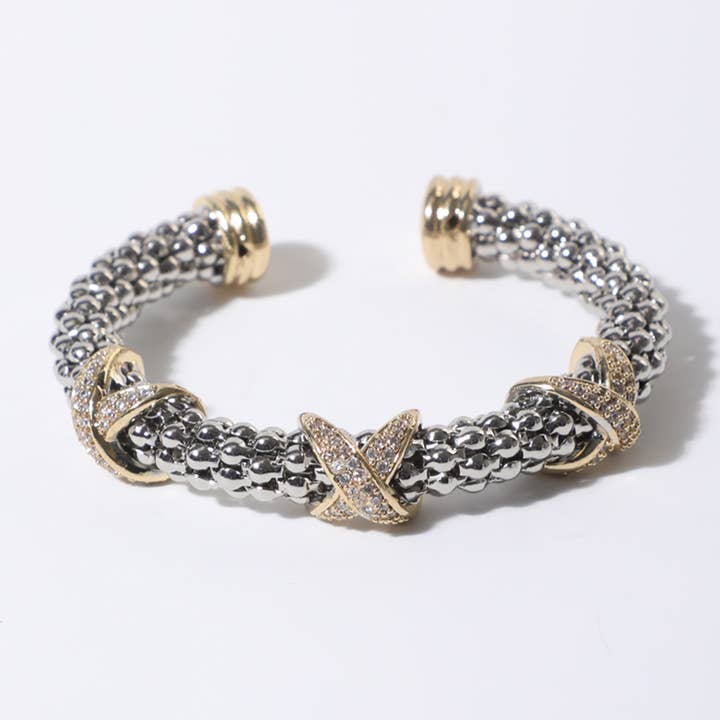 Pulsera de puño texturizada con 3 CZ pavé y acentos en X para venta al por mayor de Fashion City