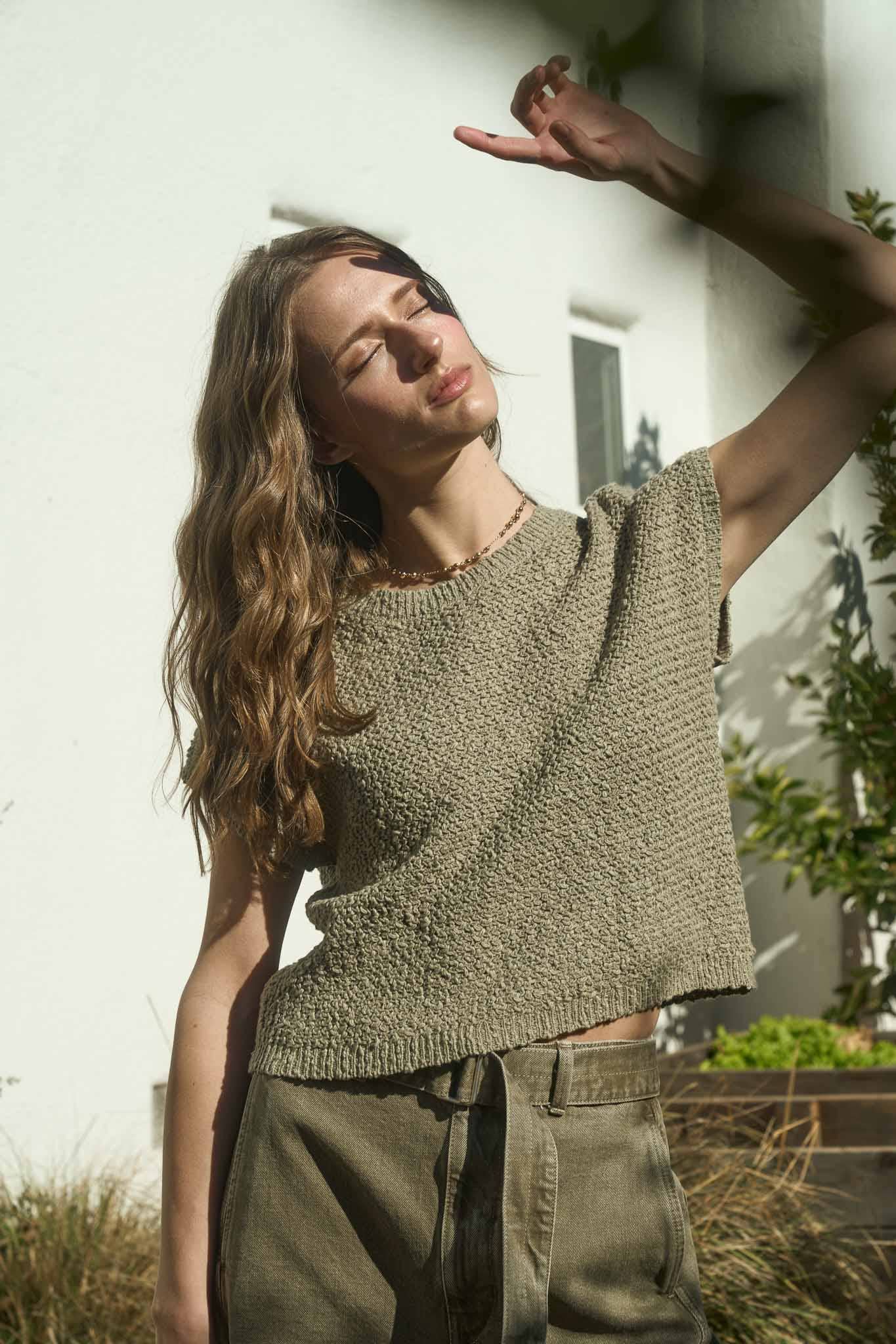 The Workshop Studio – wholesale Pullovertröja - Dam – STRUKTURERAD STICKAD TRÖJA MED RUND HALS OCH KORTA ÄRMAR