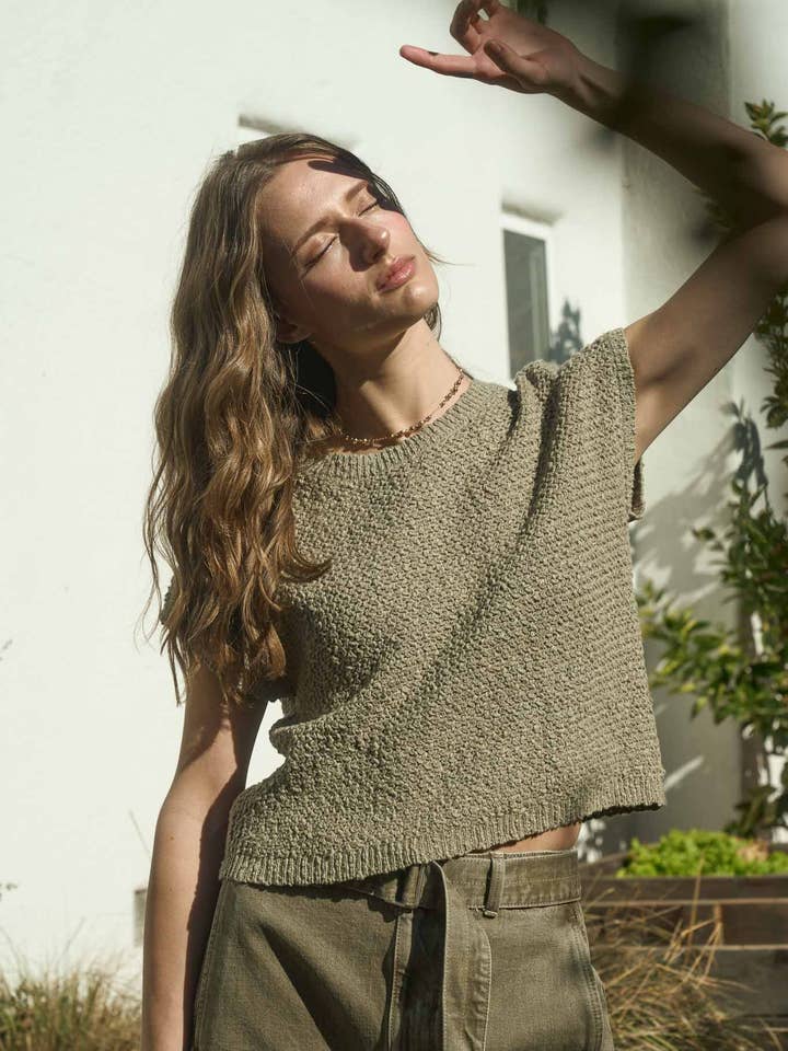 The Workshop Studio – wholesale Pullovertröja - Dam – STRUKTURERAD STICKAD TRÖJA MED RUND HALS OCH KORTA ÄRMAR0