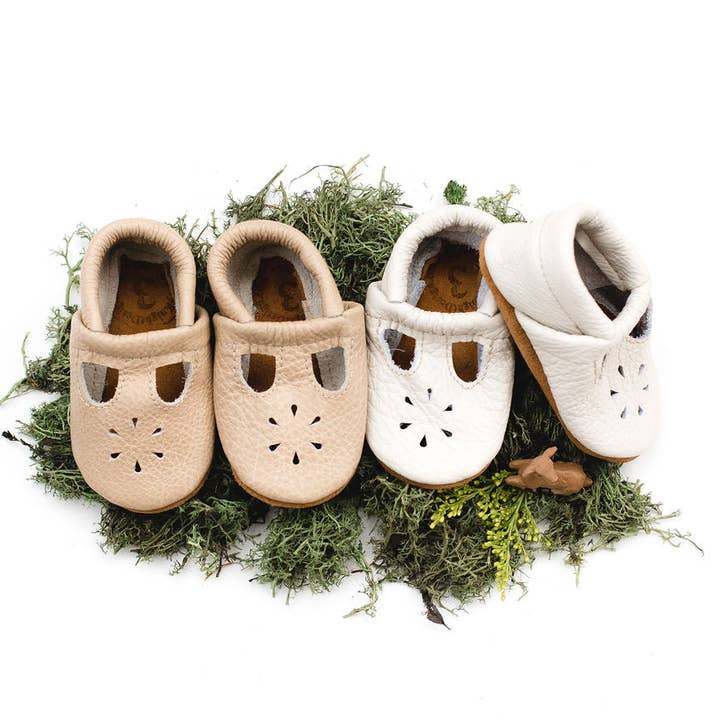 Chaussures à bride en T Lait & Orge Bébé et Tout-petit pour la vente par Starry Knight Design