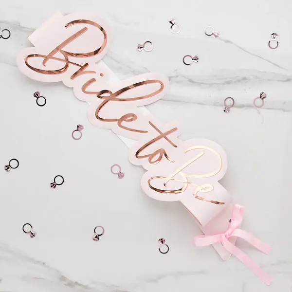 Hootyballoo by Club Green - Vente Décalcomanie – décorations de fête - Écharpe « Bride To Be »1