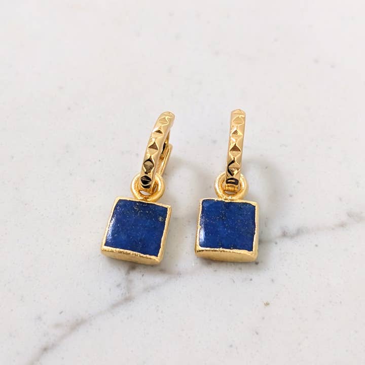 De fyrkantiga örhängena med lapis lazuli ädelstenar för wholesale av Lapis London