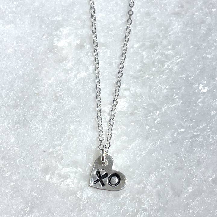 Collier en argent sterling XO avec cœur estampé à la main pour enfant pour la vente par K & B Jewelry