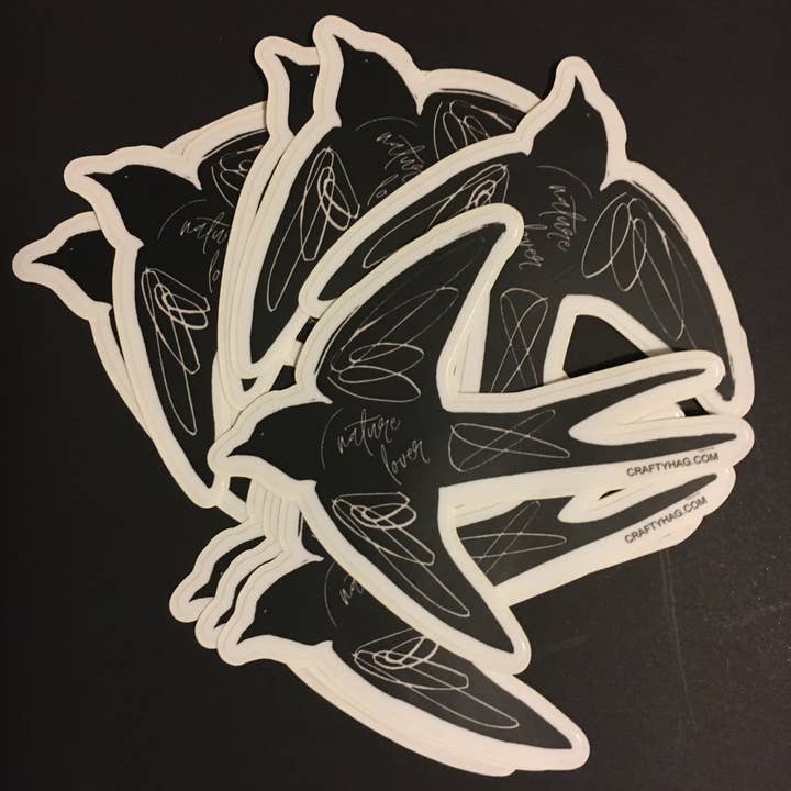 Autocollant « Nature Lover », hirondelle en vol, noir et blanc pour la vente par The Crafty Hag