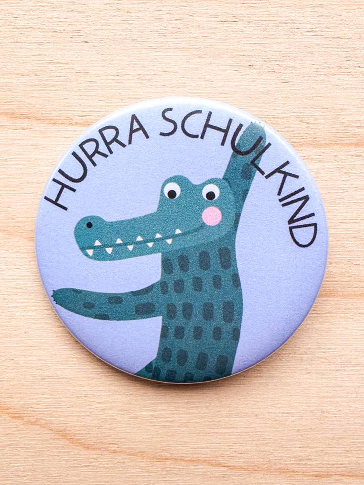 Botão Pin HURRA ESCOLAR Crocodilo por atacado de StudioSonna
