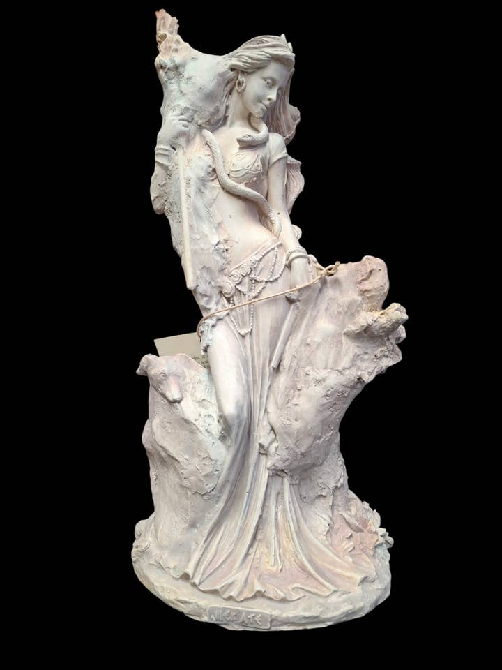 Statue en albâtre d'Hécate (Hekate) – Déesse de la Magie pour la vente par 2 Greeks Inc