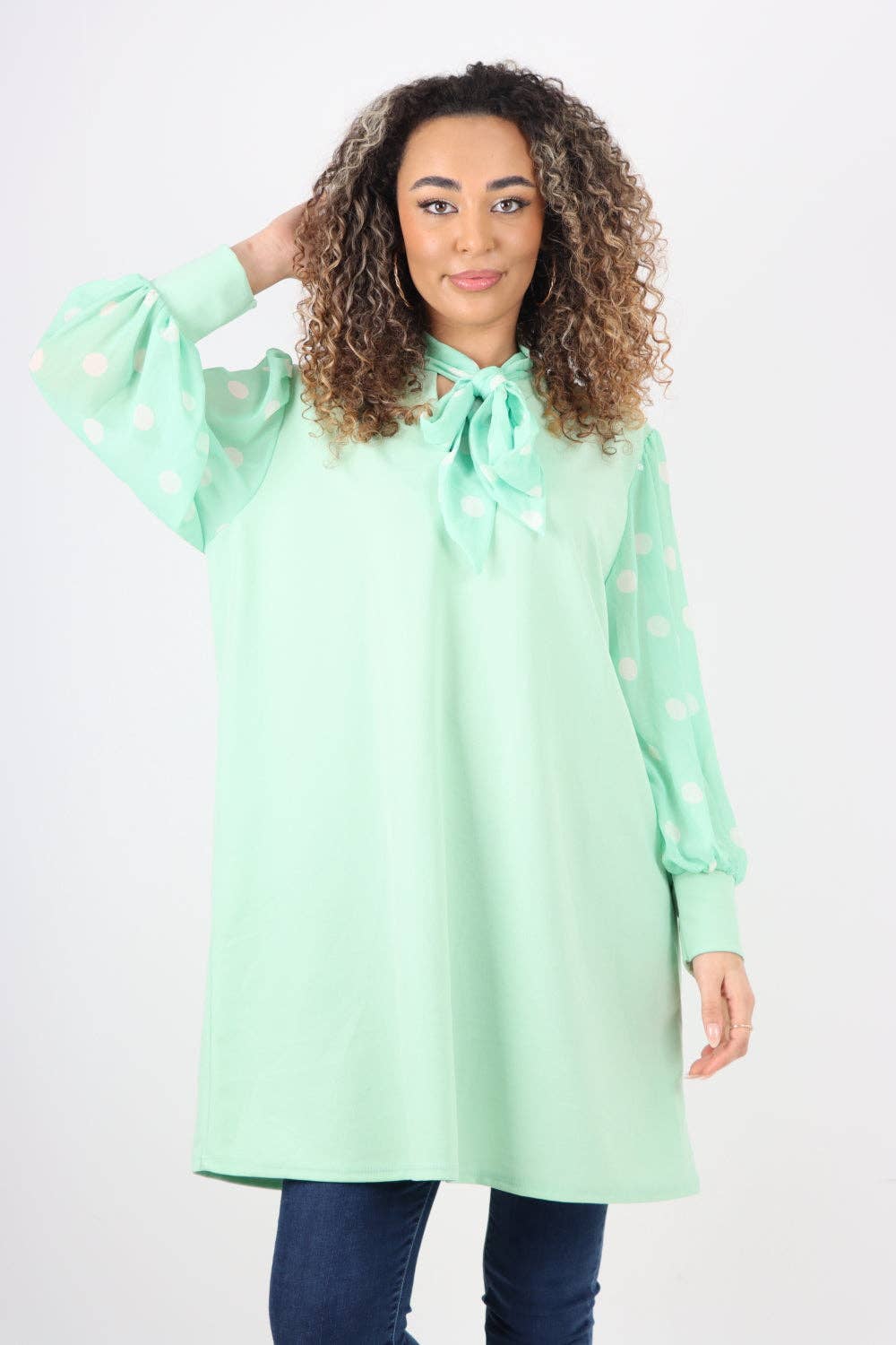 Miss Bold – Engroshandel Tunika - Dame – Italiensk Polka Dot Print Pussy Bow Langærmet Tunika Skjorte1