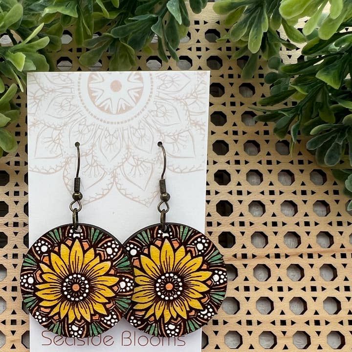 Boucles d'oreilles bohème en bois léger peintes à la main Sunflower pour la vente par Seasideblooms