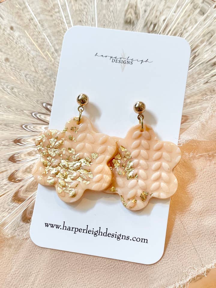 Dangles de fleurs roses pour la vente par Harper Leigh Designs