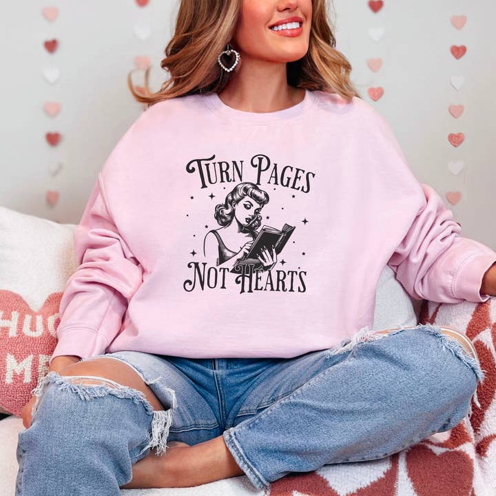 Camisola Gildan de gola redonda "Vira Páginas, Não Corações" por atacado de The Swoon Room