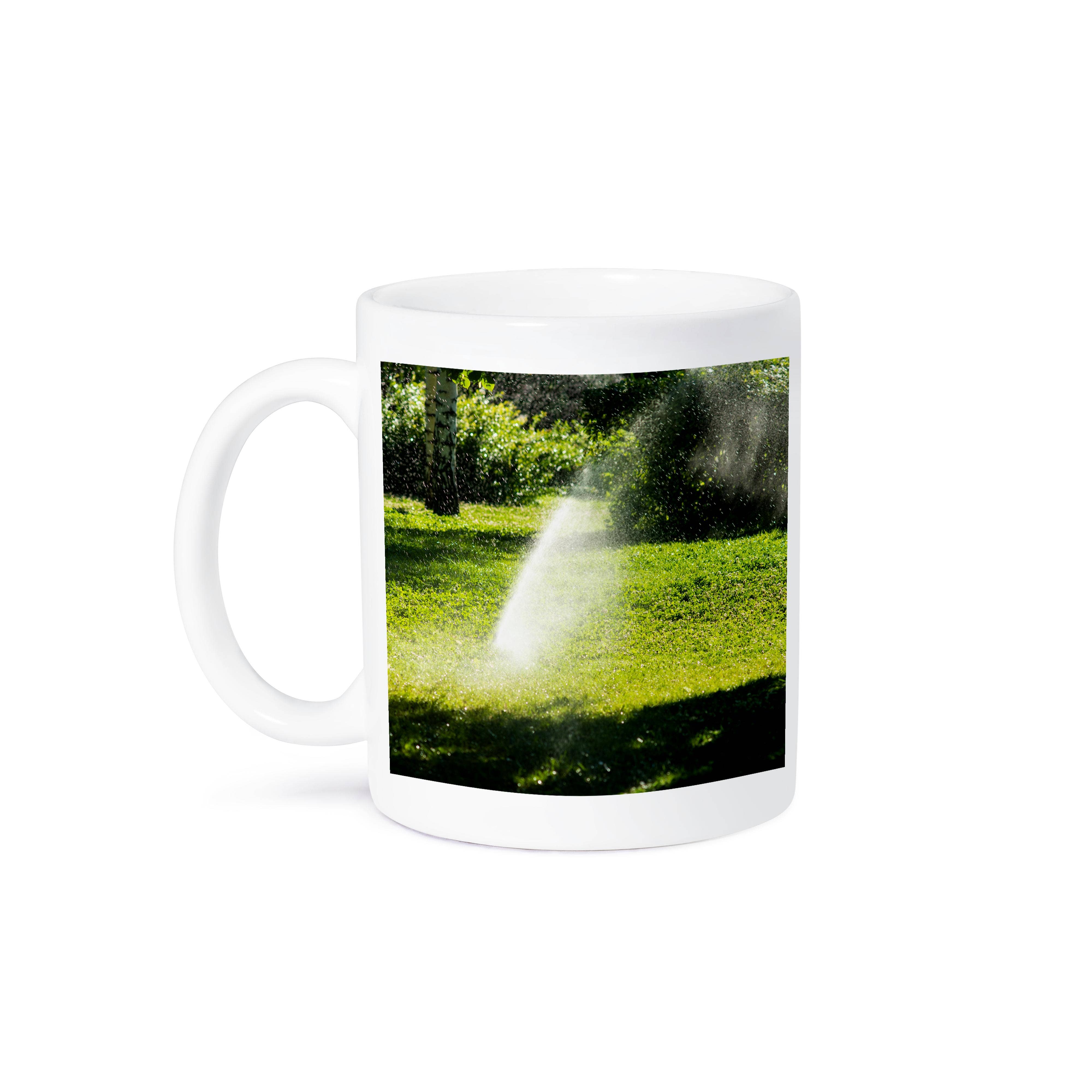 3dRose – wholesale Kaffekoppar – 3dRose, Automatisk sprinklerenhet vattnar parkväxter en varm sommardag, Mugg8