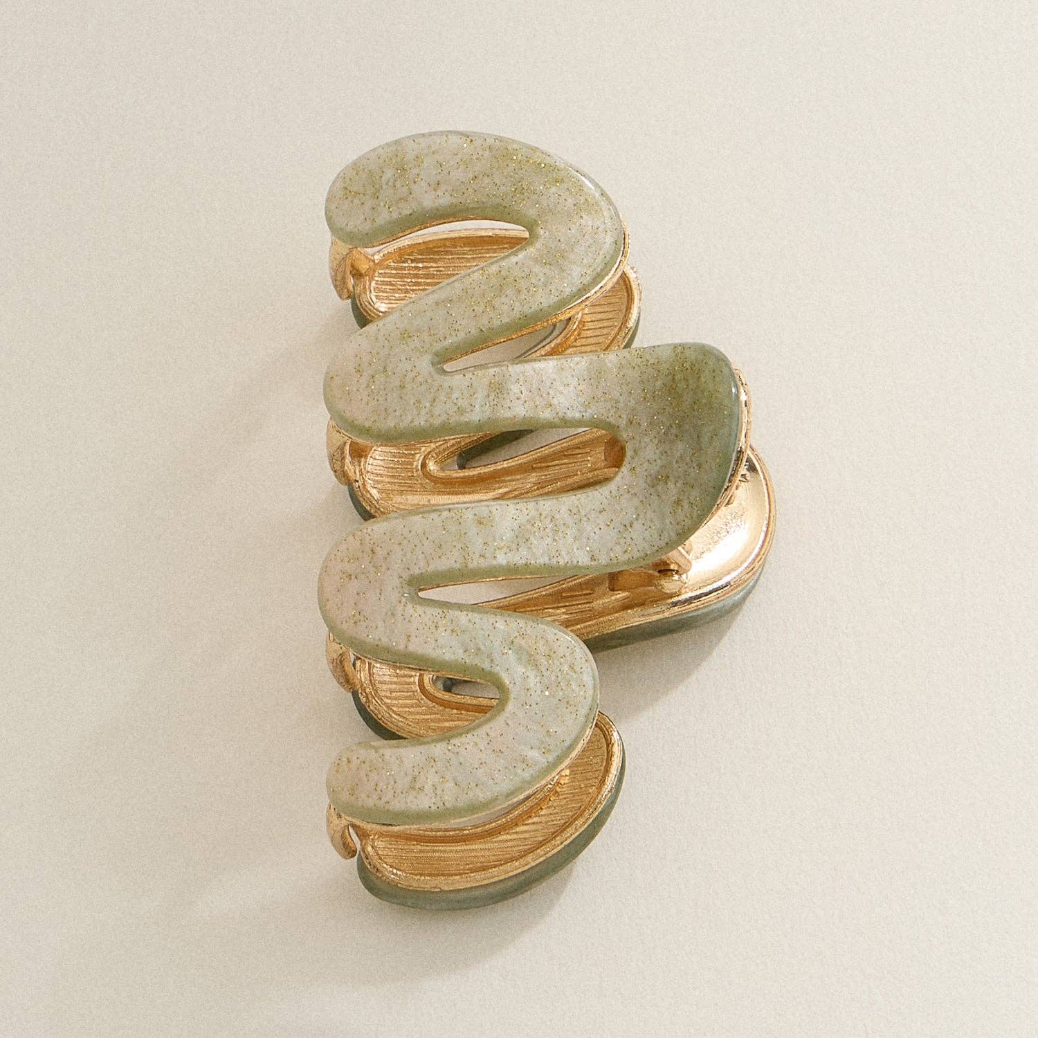 Frem – wholesale Hårklämma - Dam – Matt vågig klämma med gulddetaljer – Liten hårklämma för halvuppsättningar9