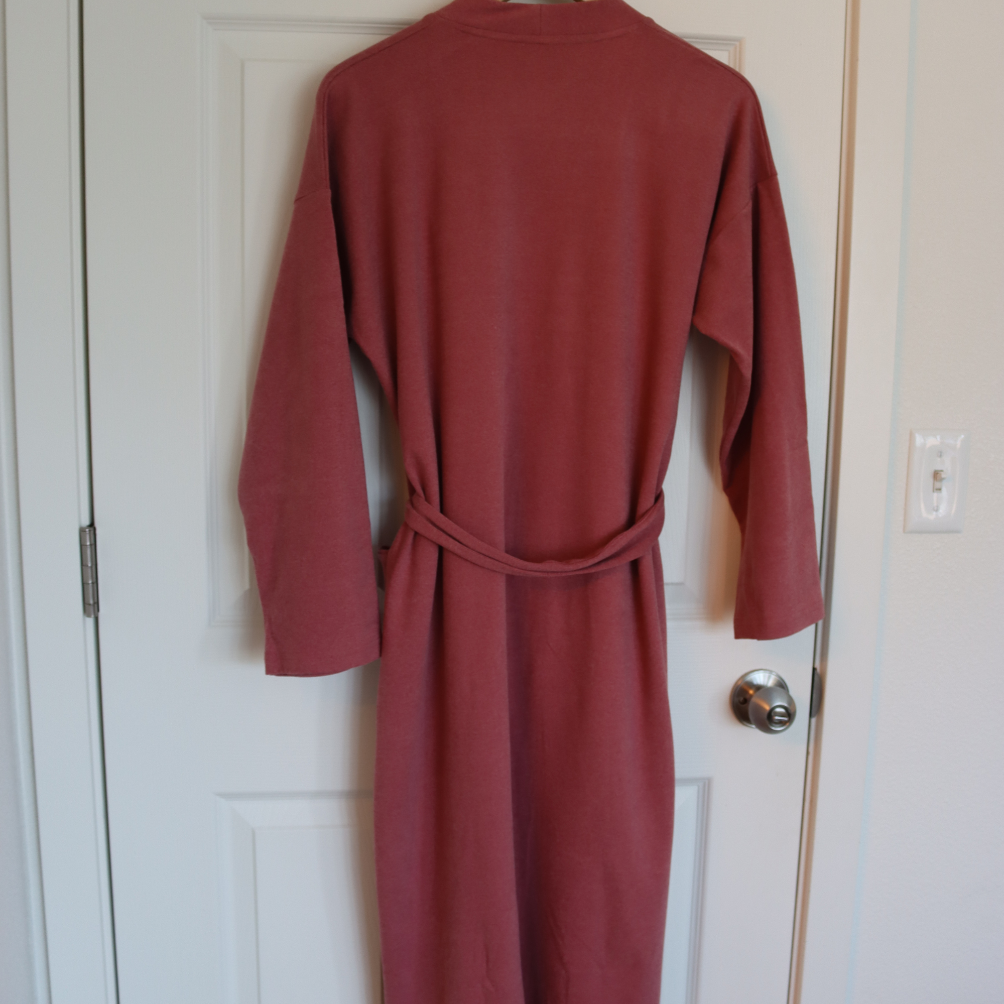 DrifWoo - Vendita all'ingrosso Vestaglia - Donna - Vestaglia Minimalista con Cintura in Vita – Morbida ed Elegante1