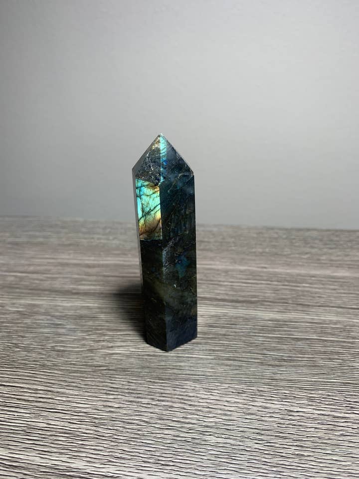 Labradorit Kristalltornet för wholesale av Godly Crystals LLC