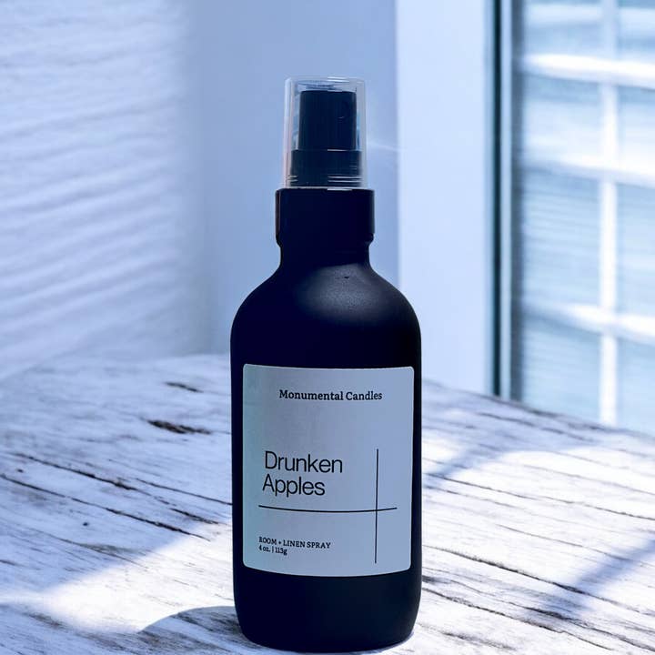 Drunken Apples Matzwarte kamer-/linnenspray voor wholesale door Monumental Candles LLC