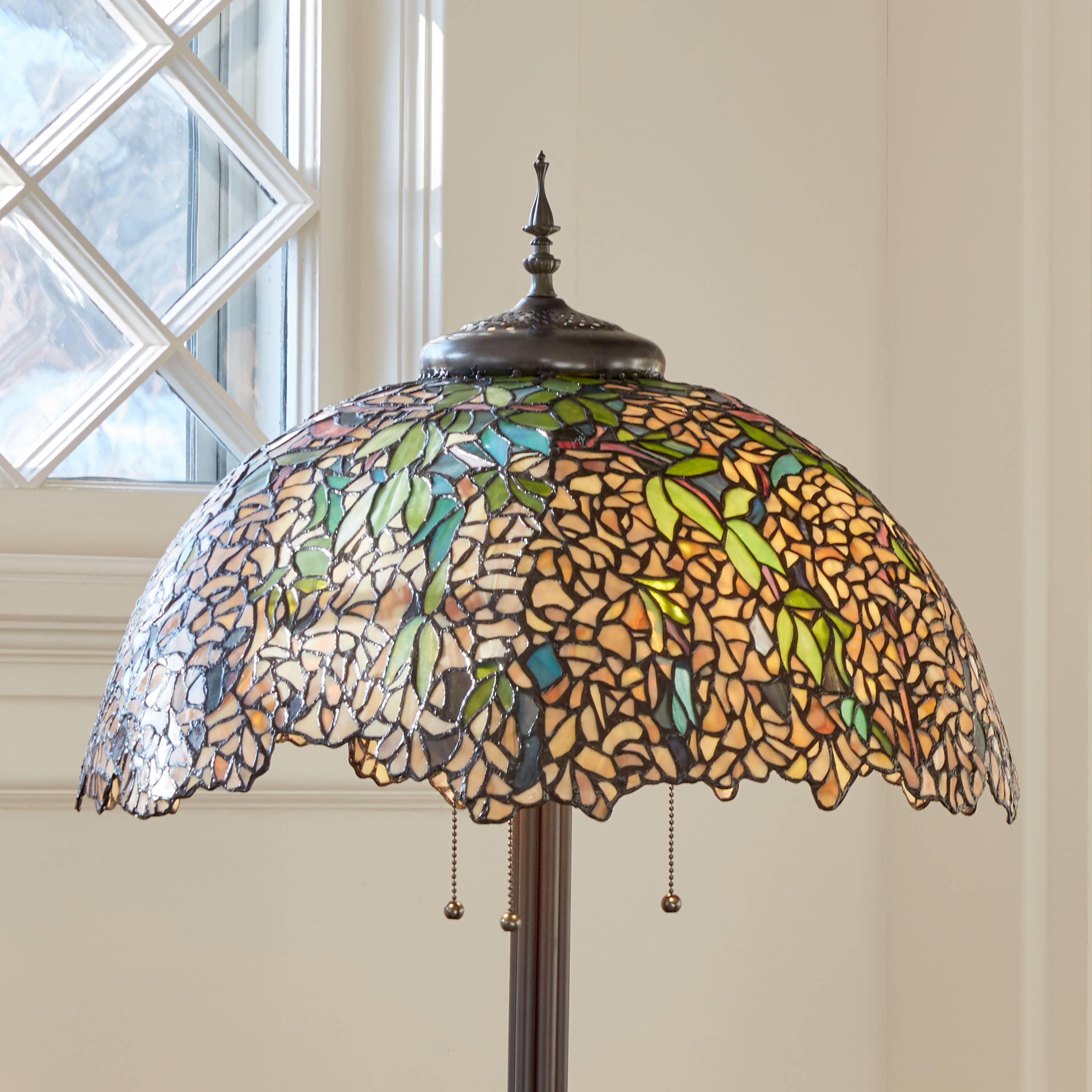 River of Goods - Vente Lampes d'appoint/de bureau - Lampe de table en verre teinté Tiffany 31,75" - Fleur de cytise3