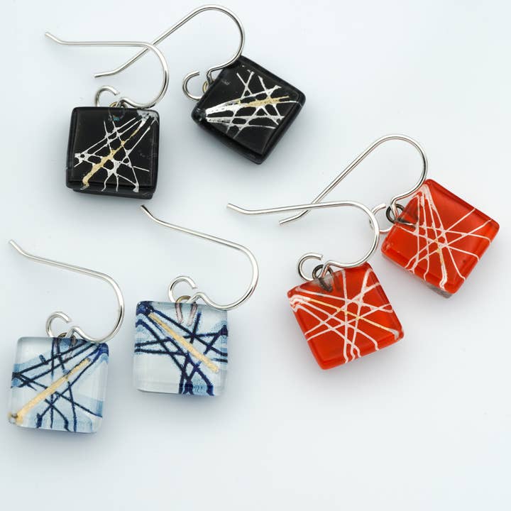 Quadratische Ohrringe mit Kreuzkreuz für den Großhandel von Momo Glassworks