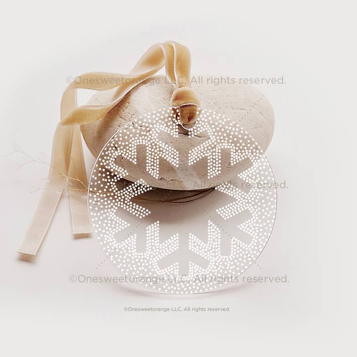 Adorno de copo de nieve acrílico adorno de navidad feliz para venta al por mayor de Onesweetorange