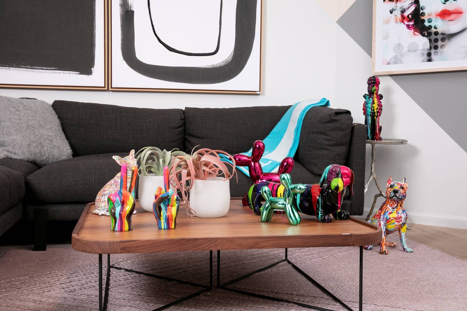 Interior Illusions Plus - Venta al por mayor Escultura - Mesa de dedo medio graffiti - 21,5 cm de alto13