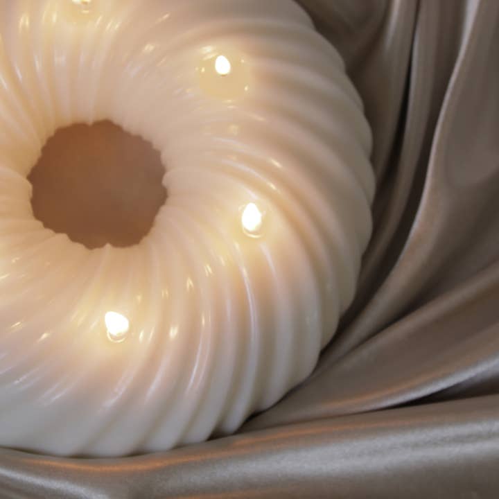 Grande bougie en forme de beignet, bougie moderne, bougie Francesca pour la vente par Aguas Claras Organics