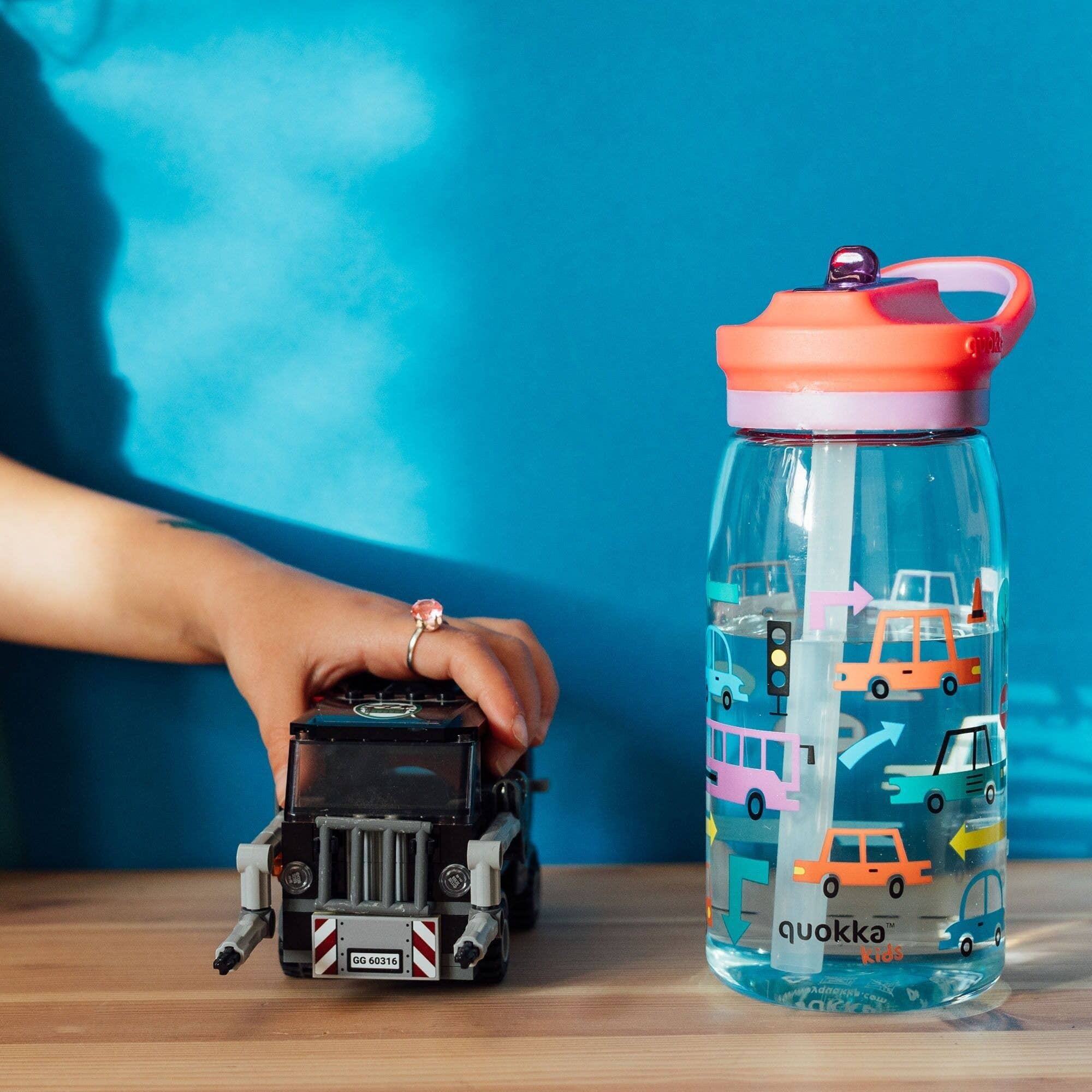 QUOKKA - Wholesale Waterfles - QUOKKA KIDS FLES ECOZEN MET SIPPER GLOW CARS 580 ML1