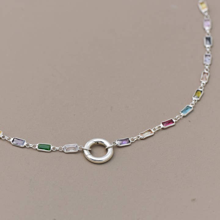 Britta Ambauen Jewelry – Großhandel Kette mit Anhänger/Charm – Collier-Halskette aus Buntglas
