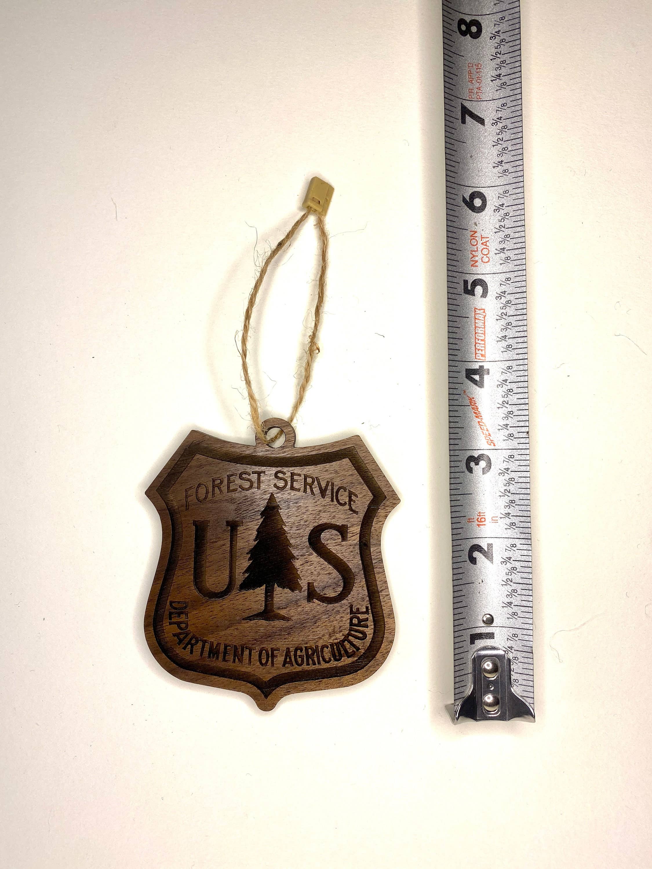 The Nostalgia Company - Venta al por mayor Adornos - Adorno del Servicio Forestal de los EE. UU. | Regalo para guardaparques1
