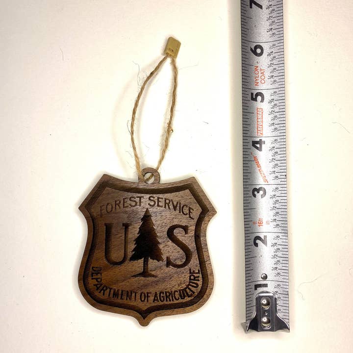 The Nostalgia Company - Venta al por mayor Adornos - Adorno del Servicio Forestal de los EE. UU. | Regalo para guardaparques1