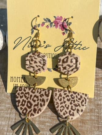 Boucles d'oreilles en argile guépard tacheté en 2 pièces brun clair et brun foncé pour la vente par Nina’s Attic