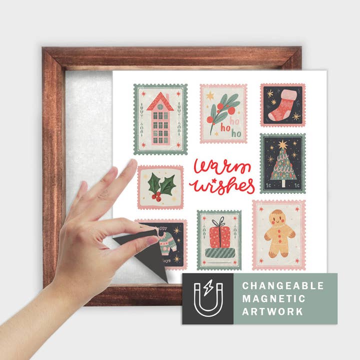Magnetisk sæsonbestemt dekoration til udskifteligt skilt (medium): Varme ønsker stempelcollage | Jul & vinter | Magnetisk skiltblank sælges separat for engroshandel hos Simpler Seasons Decor