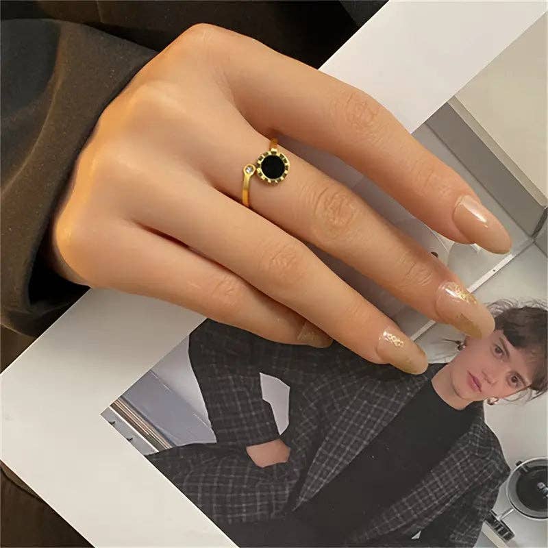 Huis Van Merken - Wholesale Cocktail/gelegenheidsring - Elegante zwarte ovaalgeslepen ring met Romeinse cijfers3