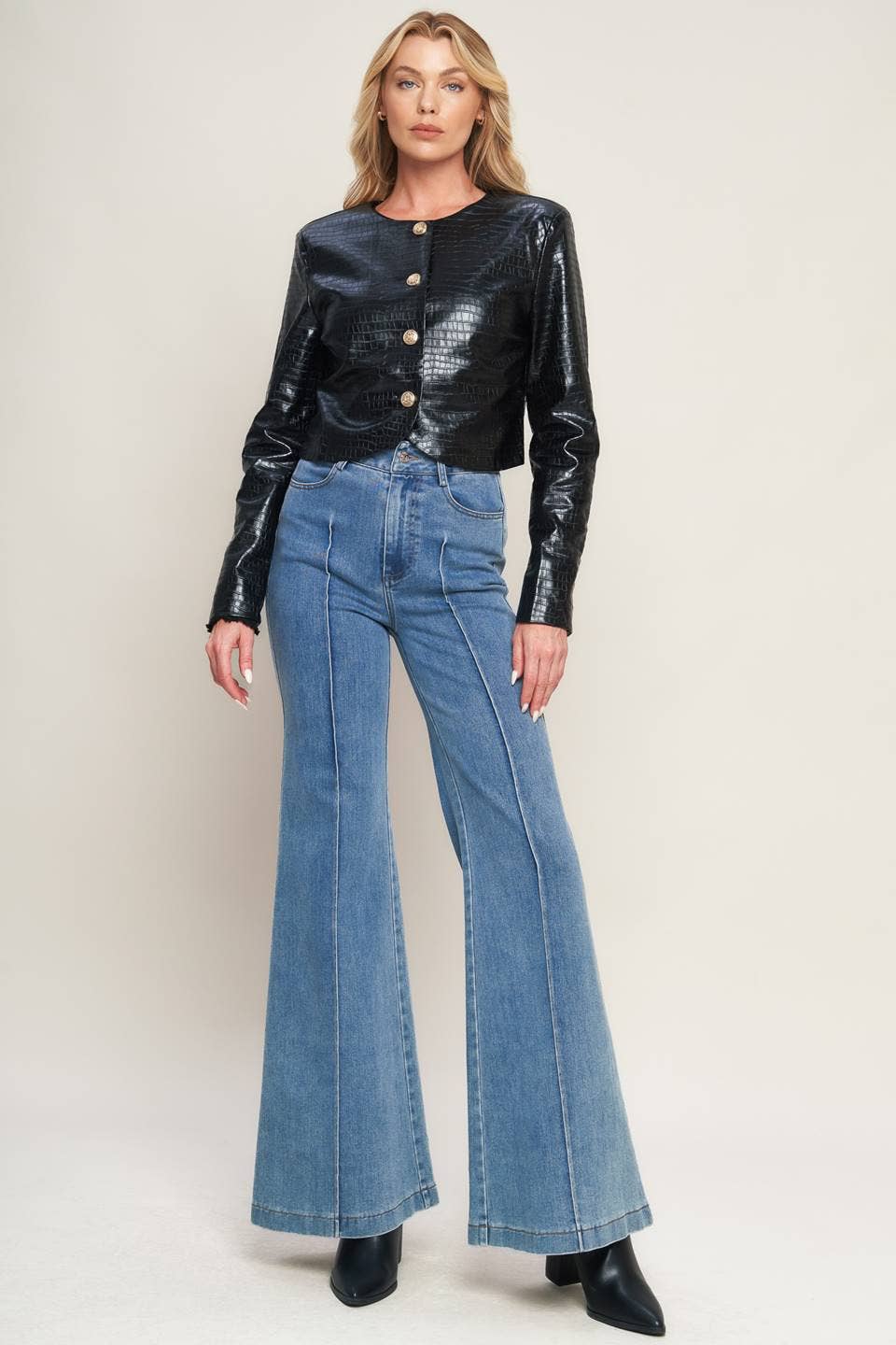 Negro Una chaqueta bolero de piel sintética texturizada - IJ10135 de venta al por mayor en Faire5