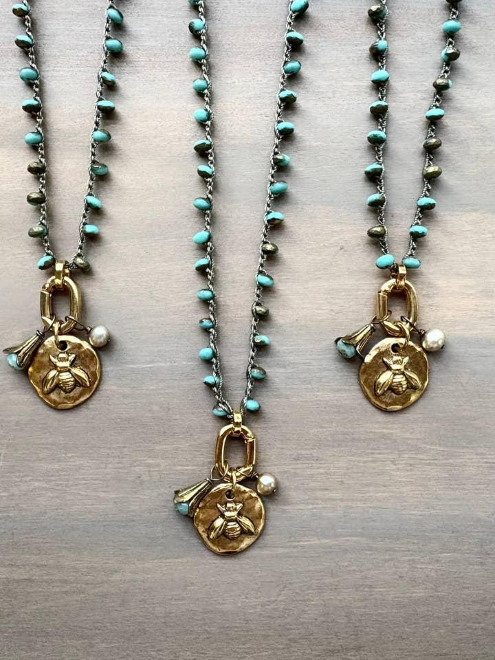 Collar con colgante de abeja de miel, perla de agua dulce y flor colgante. para venta al por mayor de Twist Style