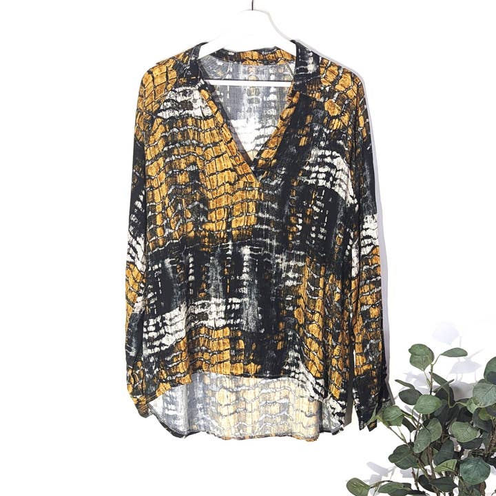 Camisa de viscose de toque suave com decote aberto e estampado de fusão tie-dye (S-M) por atacado de Tempest Designs