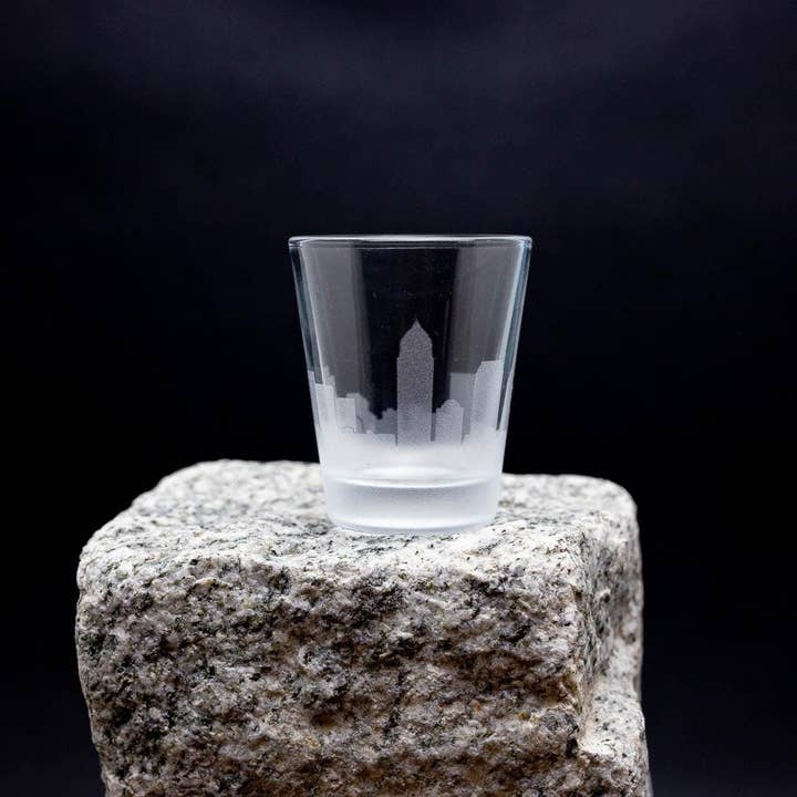 Vasos de chupito con el horizonte de Cleveland, Ohio - juego de 4 - Vasos de chupito de 2 oz. para venta al por mayor de Urban & Etched