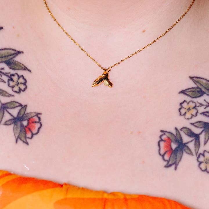 The Peach Fuzz - Vente Colliers à pendentif - Collier pistolet à colle chaude6